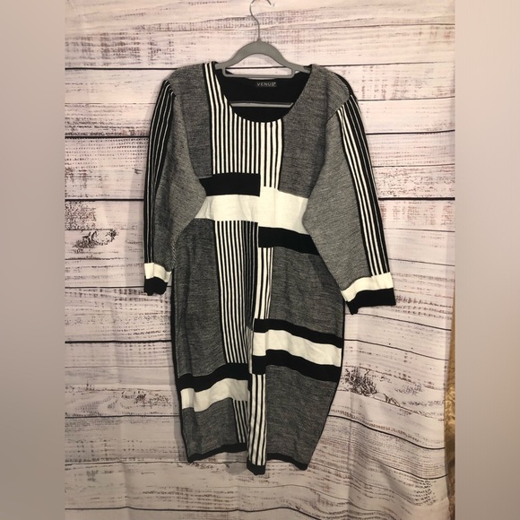 VENUS Black and White 3/4 Sleeve Scoop Neck Sweater Dress - Picture 3 of 14